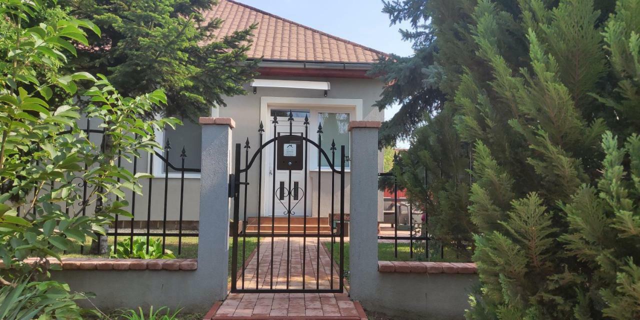 Appartement Pe-Ki Apartman Pétfürdő à Várpalota Extérieur photo